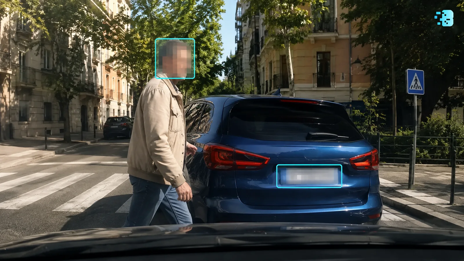 Vue dashcam avec le visage d’un piéton et la plaque d’une voiture pixellisés