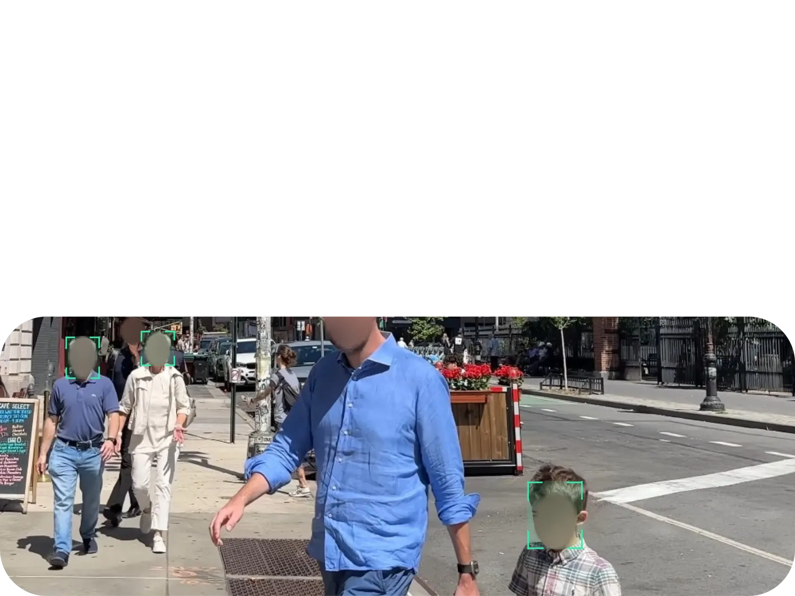 Plusieurs visages floutés automatiquement par YouBlur.com dans une scène de rue animée, dont celui d'un enfant