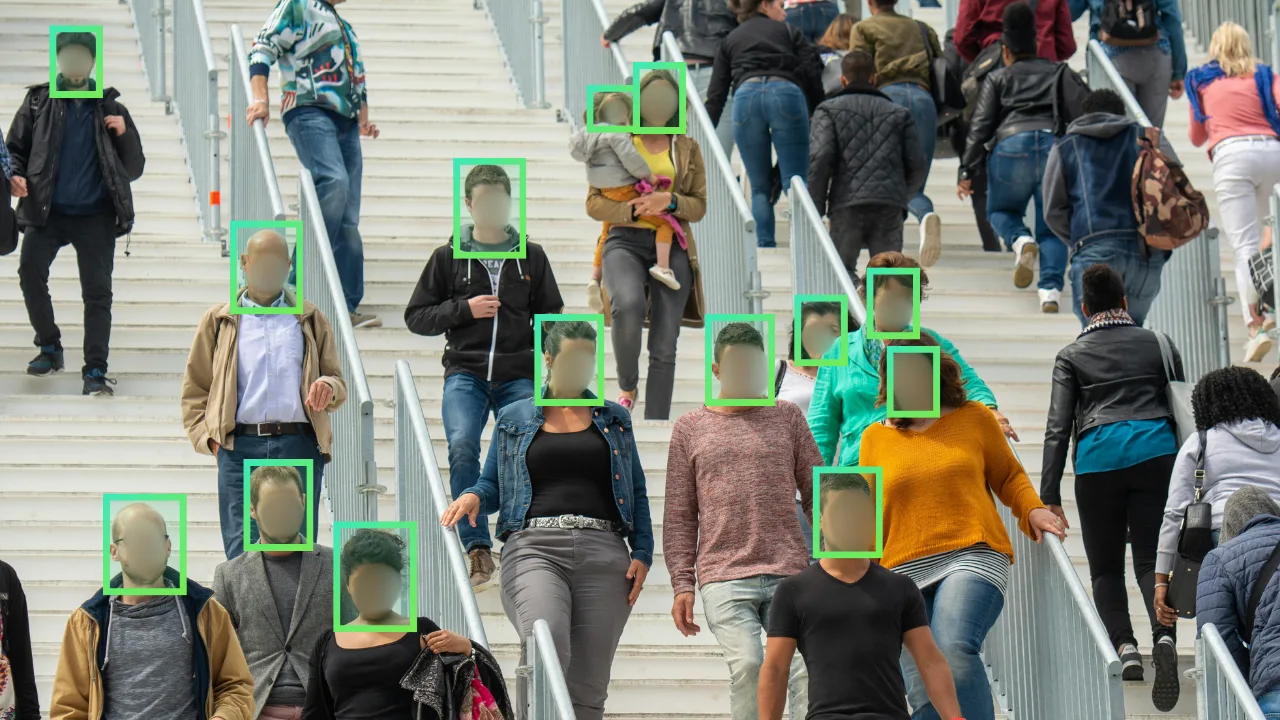 Foule avec les visages anonymisés